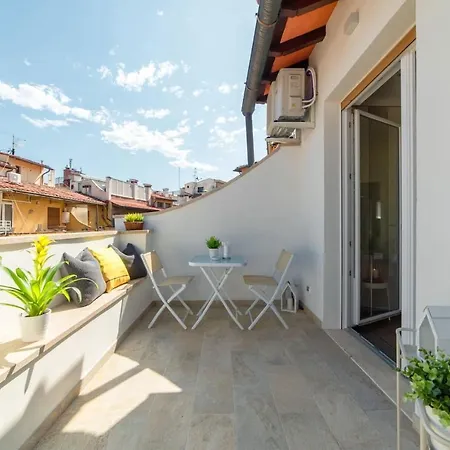 Ponte Vecchio Apartment *
